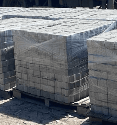 Pisos de concreto empilhados e embalados em paletes
